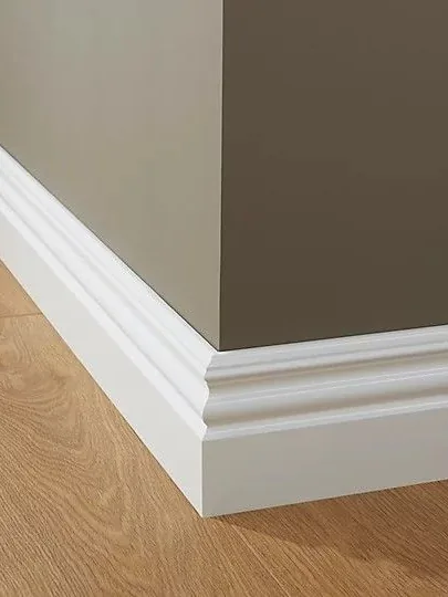 Profil bijele PVC lajsne uz hrastov pod